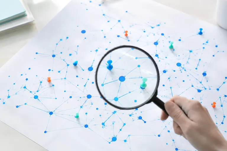Loupe au-dessus d'un schéma de nœuds reliés, analyse des liens des concurrents